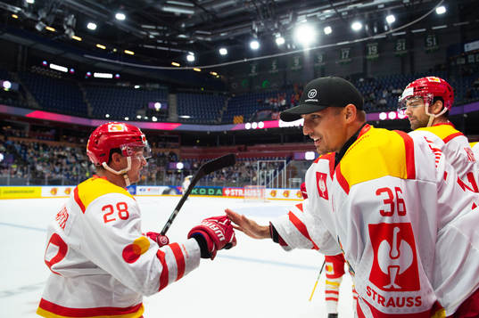 Elvis Schläpfer and goaltender Joren Van Pottelberghe