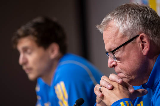 Victor Nilsson Lindelöf and head coach Janne Andersson of