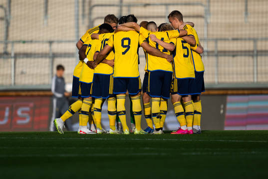 Players of Sweden gather