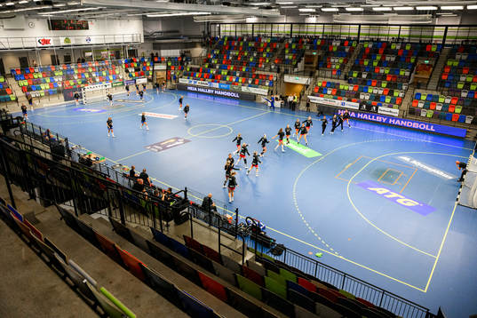 Lagen värmer upp i Arenan innan matchen i Handbollsligan