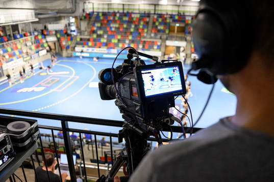 En kamera filmar uppvärmningen innan matchen i