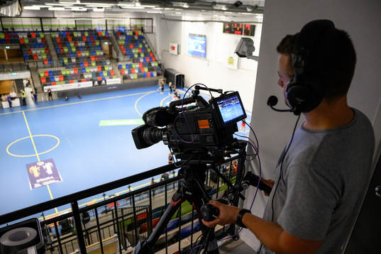En kameraman filmar uppvärmningen innan matchen i