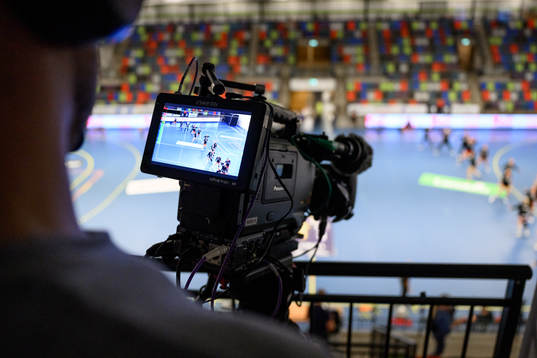 En kamera filmar uppvärmningen innan matchen i