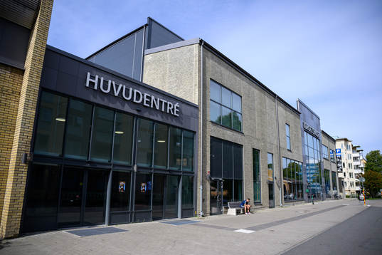 Ingång till Idrottshuset och Arenan innan matchen i