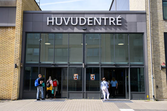 Ingång till Idrottshuset och Arenan innan matchen i