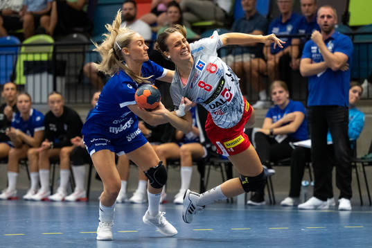 Hallbys Emma Wahlström och Skövdes Elma Örtemark
