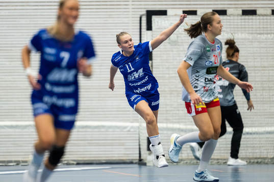 Hallbys Nora Edin jublar