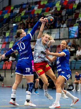 Hallbys Hanna Wedenby och Sanna Johansson mot Skövdes