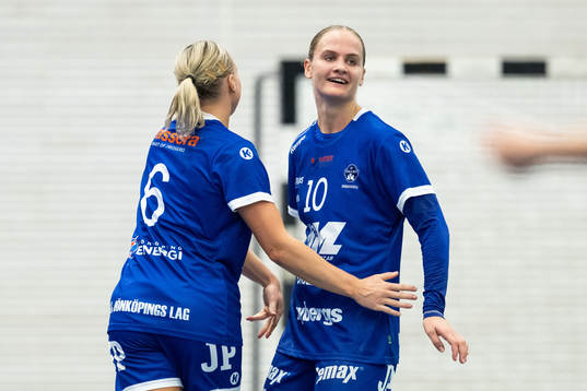 Hallbys Elin Johansson och Hanna Wedenby jublar