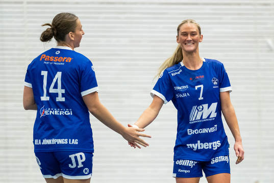 Hallbys Rebecca Hofsten och Emma Wahlström jublar