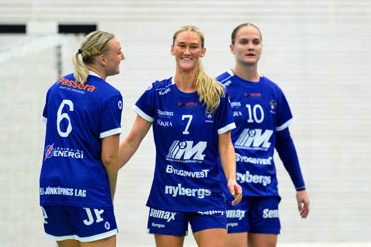 Hallbys Elin Johansson och Emma Wahlström jublar