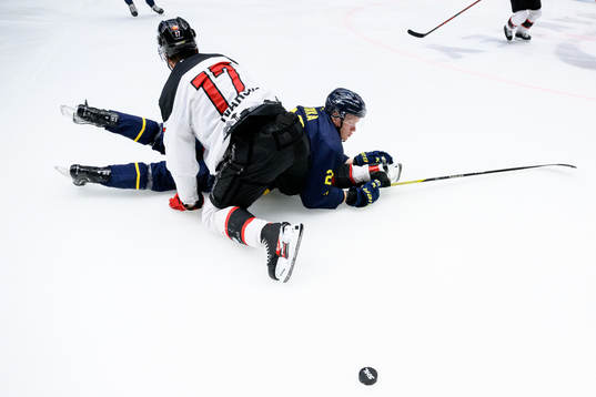 Malmö Redhawks Johan Ivarsson och HV71s Tommi Tikka