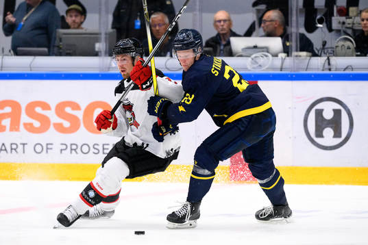 Malmö Redhawks Johan Ivarsson och HV71s Åke Stakkestad