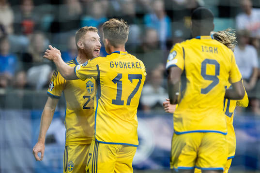 Dejan Kulusevski of Sweden celebrate with Viktor Gyökeres