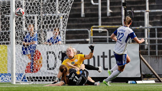 Skott i stolpen av IFK Norrköpings Chelsie Dawber