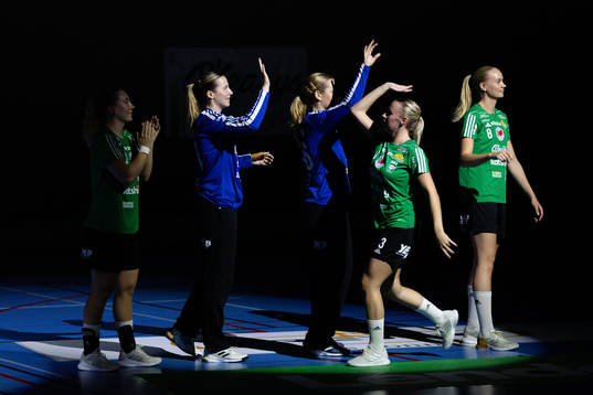 Kungälvs Vanja Andersson, målvakt Hanna Eriksson,