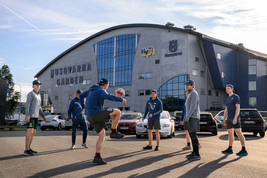 Spelare värmer upp utanför Husqvarna Garden innan
