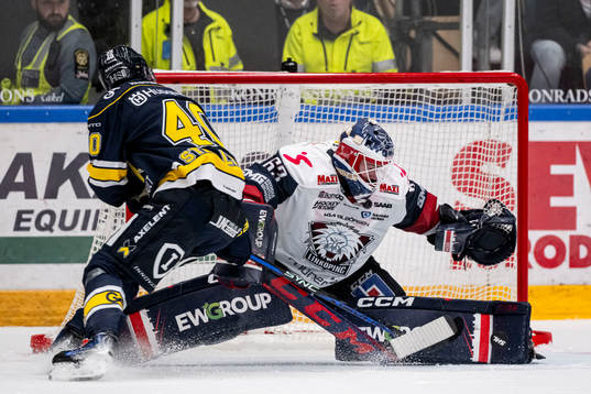 HV71s Oskar Stål-Lyrenäs och Linköpings målvakt Marcus