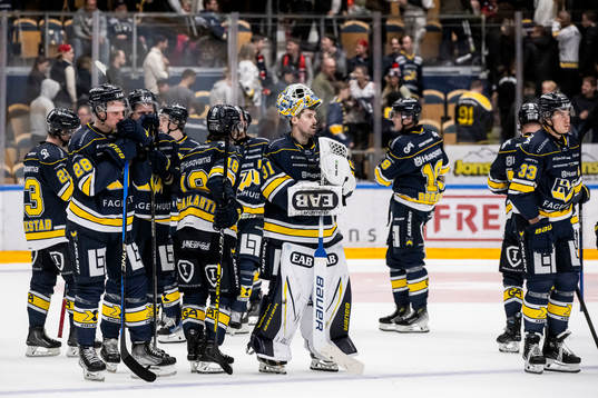 HV71s målvakt Joni Ortio deppar