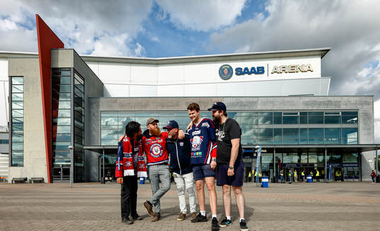 Linköpings-supporters utanför SAAB Arena