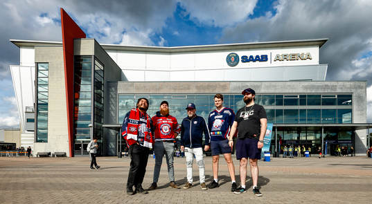 Linköpings-supporters utanför SAAB Arena
