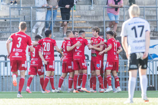 Skövde AIKs Hugo Engström jublar med lagkamrater