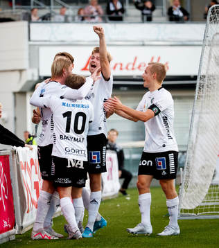 Örebros Kalle Holmberg gör 5-3 och jublar med Niclas