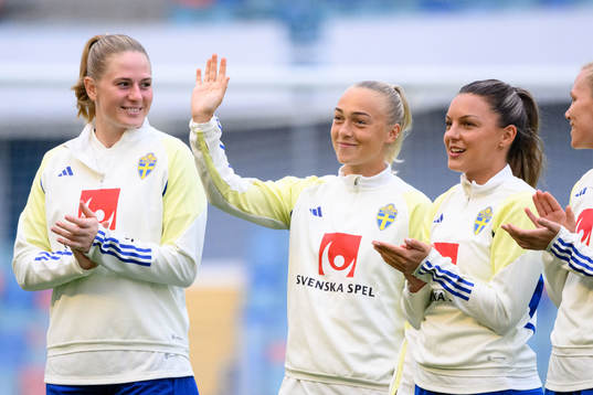 Goalkeeper Tove Enblom, Hanna Bennison and Johanna Rytting