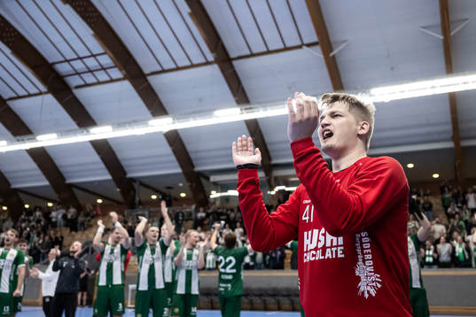 Hammarbys målvakt Mikael Mäkelä jublar