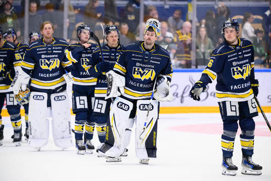 HV71s målvakt Joni Ortio deppar