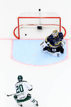 Färjestads Marcus Westfält gör 3-3 bakom HV71s målvakt