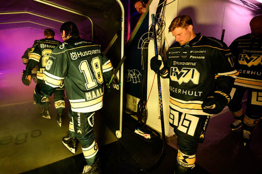 HV71s spelare åker ut på isen innan ishockeymatchen i SHL