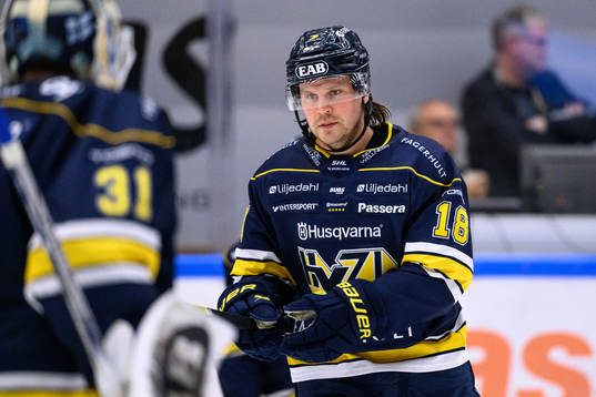 HV71s Kalle Maalahti värmer upp innan ishockeymatchen i