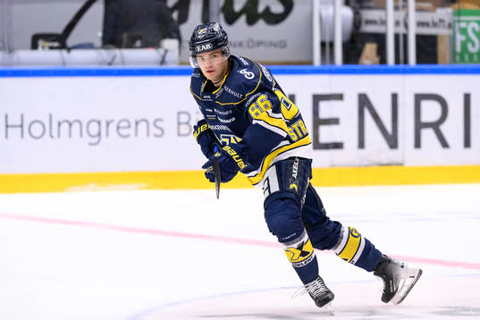 HV71s Olle Strandell värmer upp innan ishockeymatchen i