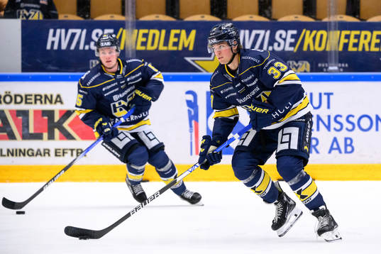HV71s Måns Lindbäck värmer upp innan ishockeymatchen i