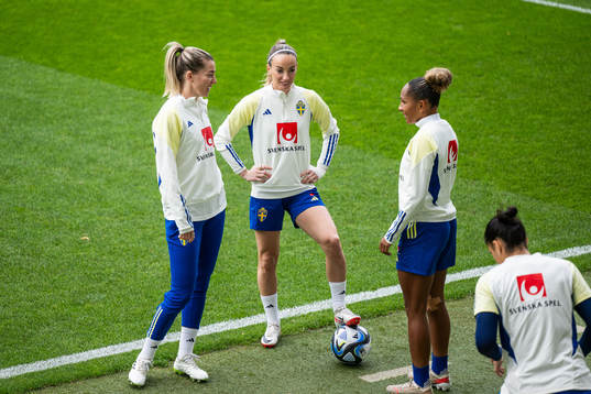 Linda Sembrant, Kosovare Asllani and Madelen Janogy