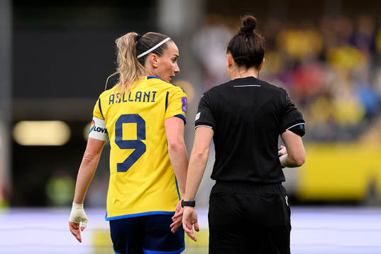 Kosovare Asllani of Sweden talks to referee Rebecca Welch
