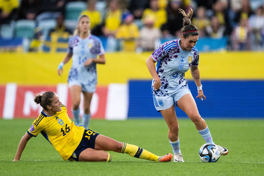 Filippa Angeldahl of Sweden and Mariona Caldentey of Spain