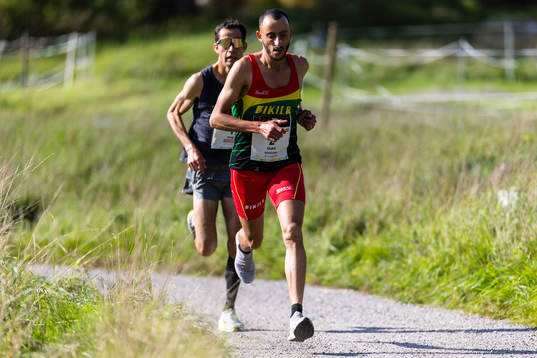 Chakib Lachgar Latrache, Bikila i täten