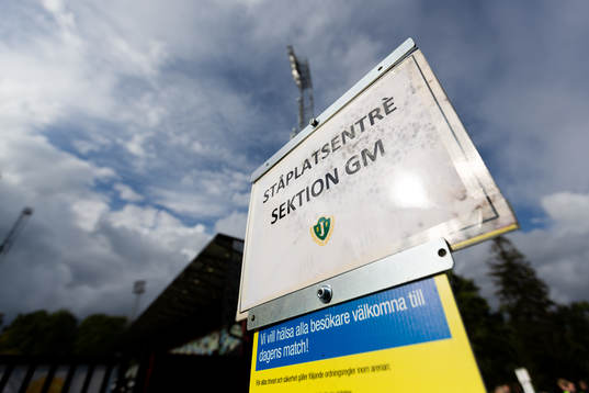 En skylt vid entrén till ståplatsläktaren