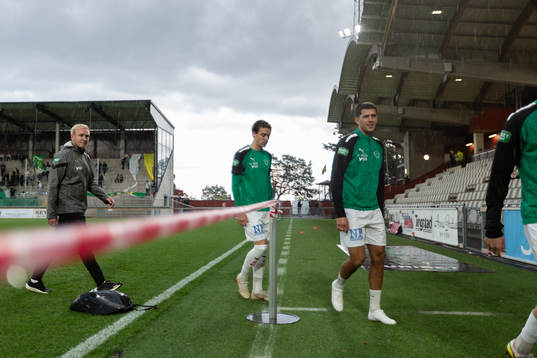 Jönköpings Södras Adam Ben Lamin lämnar planen på