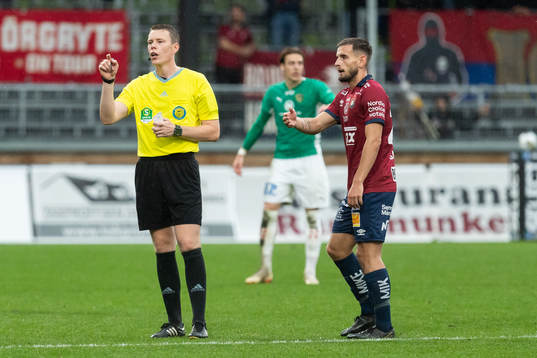 Domare Oscar Johnson och Örgrytes Erion Sadiku