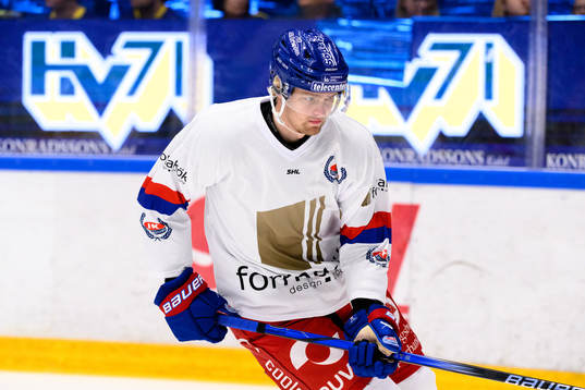 Oskarshamns Hampus Karlsson värmer upp innan