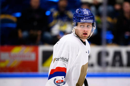 Oskarshamns Hampus Karlsson värmer upp innan