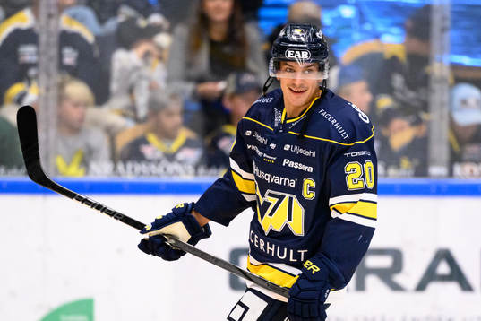 HV71s André Petersson värmer upp innan ishockeymatchen i