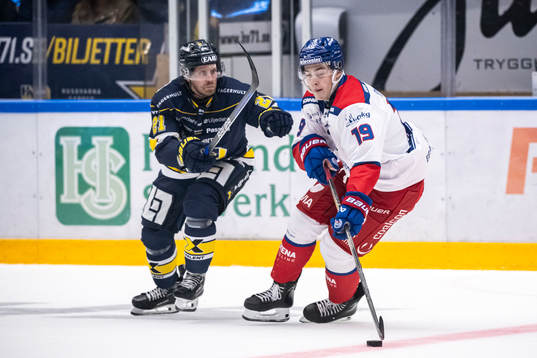 HV71s Mattias Tedenby och Oskarshamns Dalibor Dvorsky