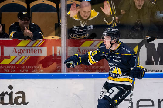 HV71s Oskar Stål-Lyrenäs jublar