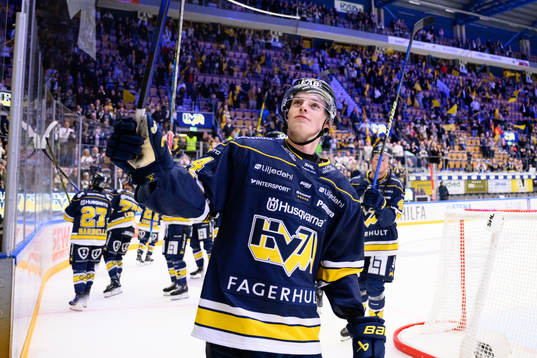 HV71s Oscar Fisker Molgaard tackar publiken