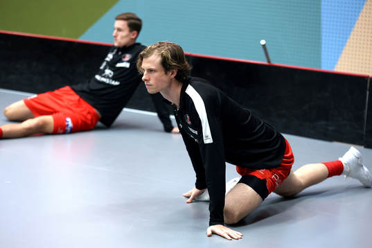 Pixbos Felix Lanver värmer upp innan innebandymatchen i
