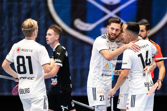 Växjös Victor Hansson och Alexander Hallén kramar om